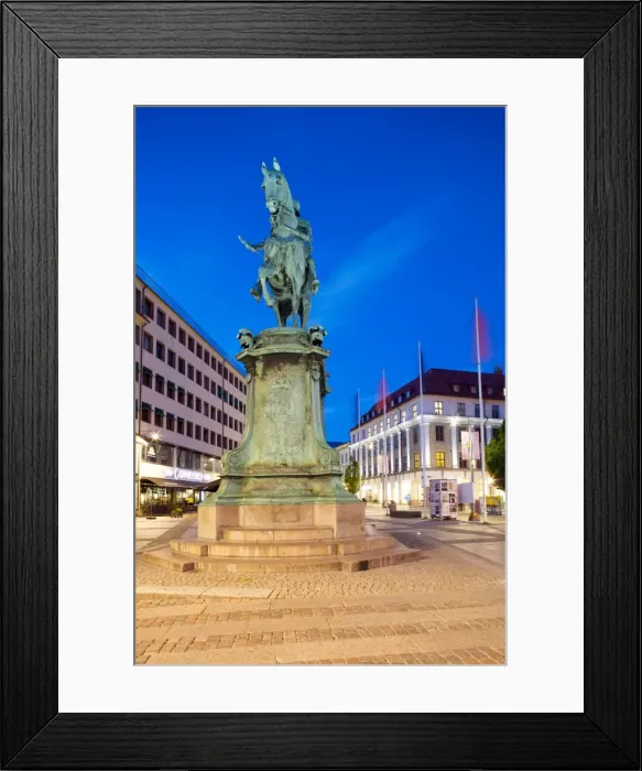 Framed Print : Statue on Ostra Larmgatan at dusk, Gothenburg, Sweden, Scandinavia, Europe Framed Print : Statue on Ostra Larmgatan at dusk, Gothenburg, Sweden, Scandinavia, Europe