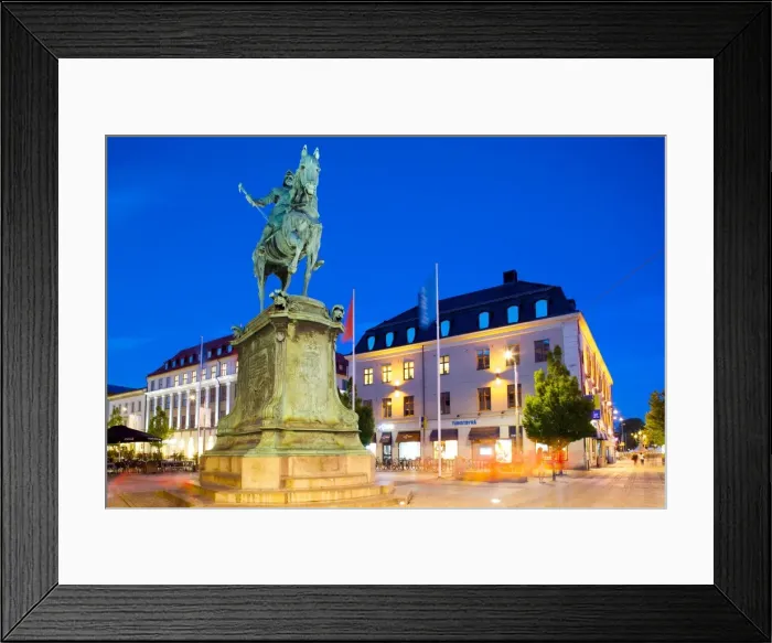Framed Print : Statue on Ostra Larmgatan at dusk, Gothenburg, Sweden, Scandinavia, Europe Framed Print : Statue on Ostra Larmgatan at dusk, Gothenburg, Sweden, Scandinavia, Europe