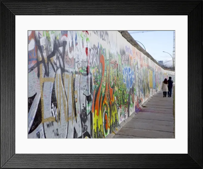 Framed Print : Couple walking along the East Side Gallery Berlin Wall mural, Berlin, Germany, Europe Framed Print : Couple walking along the East Side Gallery Berlin Wall mural, Berlin, Germany, Europe