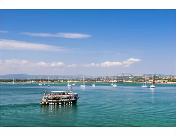 Tourist boat trip in Ortigia (Ortygia) harbour, Syracuse (Siracusa), Sicily, Italy, Mediterranean, Europe