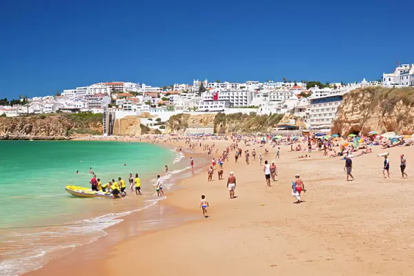 Holidaymakers on Fishermans Beach (Praia dos Pescadores), Albufeira Beach, Algarve, Portugal, Europe