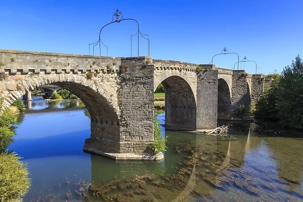 The 14th century medieval bridge Pont-Vieux, over River Aude, Ville Basse, Carcassonne