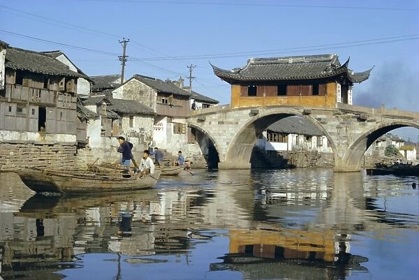17th century Pavilion Bridge over ancient canal, near Soochow (Suzhou), China, Asia