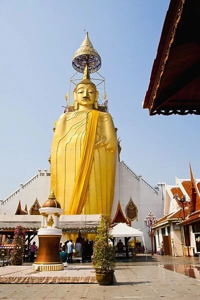 The 32 metre tall gold Buddha statue at Wat Intharawihan, (Temple of the Standing Buddha), Bangkok, Thailand, Southeast Asia, Asia