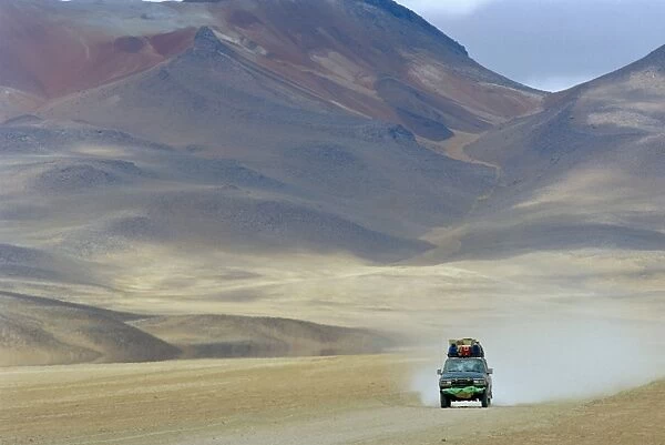 4 wheel drive car driving through a colourful volcanic landscape near las rocas de Dali