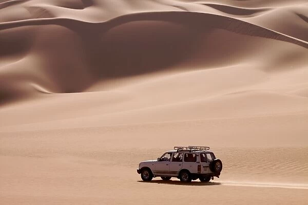A 4X4 on the dunes of the erg of Murzuk in the Fezzan Desert, Libya, North Africa, Africa
