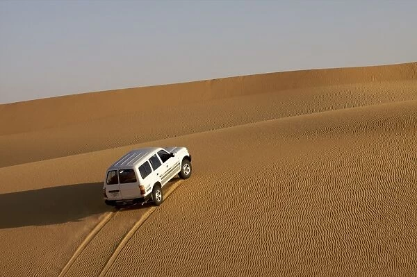 A 4X4 on the dunes of the erg of Murzuk in the Fezzan Desert, Libya, North Africa, Africa