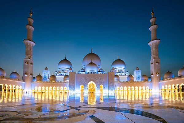 Abu Dhabis magnificent Grand Mosque lit up during the evening blue hour, Abu Dhabi