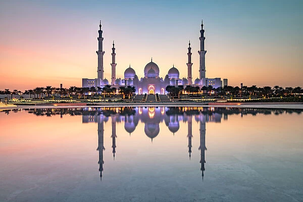 Abu Dhabis magnificent Grand Mosque viewed in a reflecting pool, Abu Dhabi, United