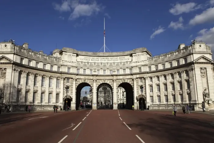 Framed Print : Admiralty Arch, on the Mall, designed by Sir Aston Webb, completed in 1912, in Westminster, London, England, United Kingdom, Europe