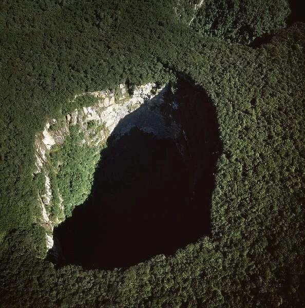 Aerial image of Sarisarinama Sinkhole, Jaua-Sarisarinama National Park