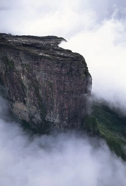 Aerial image of tepuis showing Mount Kukenaam (Kukenan) (Cuguenan), Venezuela