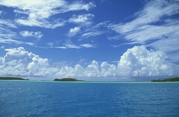 Aitutaki blue lagoon with white sandy beaches and islands, Cook Islands