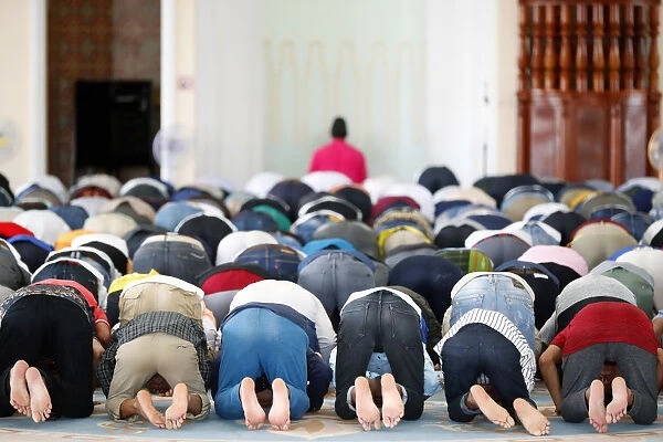 Al-Serkal Mosque, Muslim men praying at Friday prayers, Phnom Penh, Cambodia, Indochina