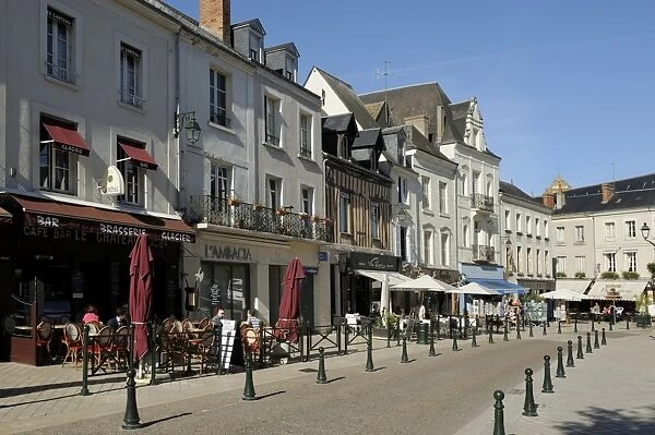 Alfresco cafes, Place Michel Debre, Amboise, UNESCO World Heritage Site, Indre-et-Loire, Centre, France, Europe