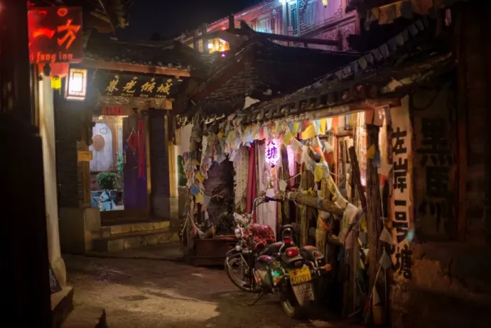 Framed Print : Alley at night with Tibetan style hostel and motorcycle in Lijiang Old Town, UNESCO World Heritage Site, Lijiang, Yunnan, China, Asia Framed Print : Alley at night with Tibetan style hostel and motorcycle in Lijiang Old Town, UNESCO World Heritage Site, Lijiang, Yunnan, China, Asia