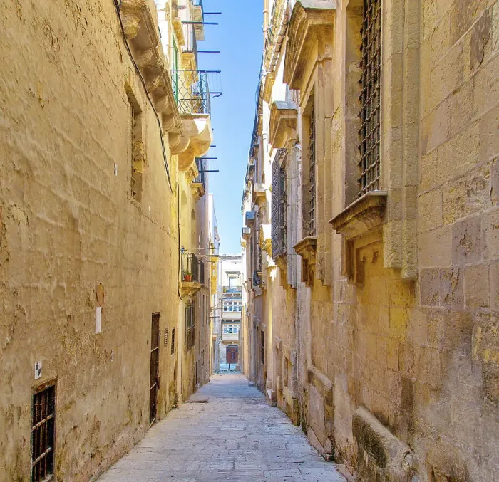 Framed Print : Alley in Valletta, the capital of Malta, Mediterranean, Europe Framed Print : Alley in Valletta, the capital of Malta, Mediterranean, Europe