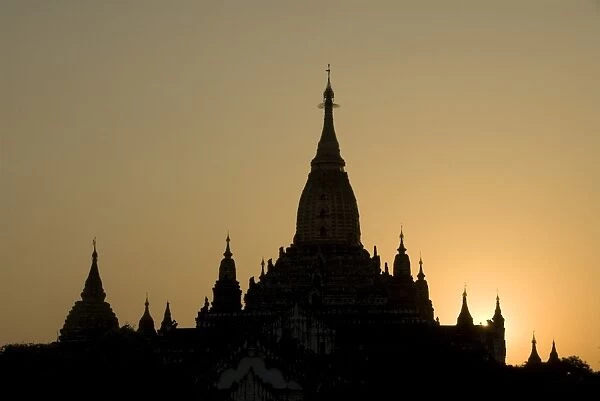 Ananda Pahto at sunset, Bagan (Pagan), Myanmar (Burma), Asia