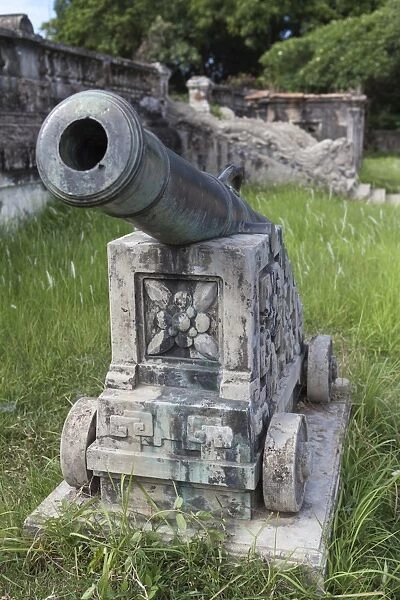 An ancient cannon in the grounds of the Imperial Citadel, UNESCO World Heritage Site, Hue, Vietnam, Indochina, Southeast Asia, Asia