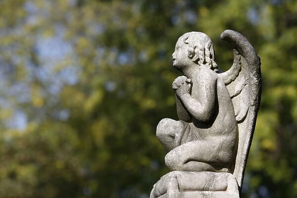 Angel sculpture at Pere Lachaise cemetery, Paris, Ile de France, France, Europe