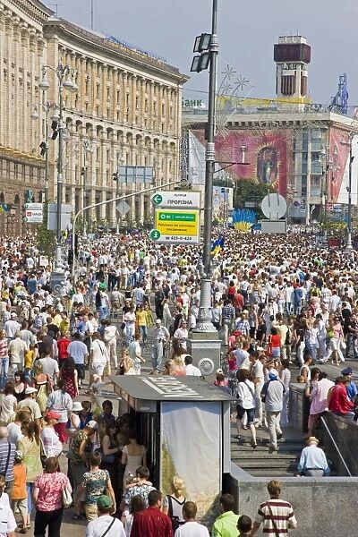 Annual Independence Day, people walking along the main Khreshchatyk Street