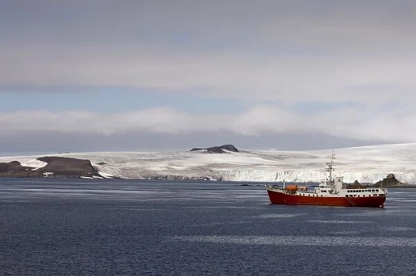 Antarctic Dream ship, Aitcho Island, South Shetland Islands, Antarctica, Polar Regions