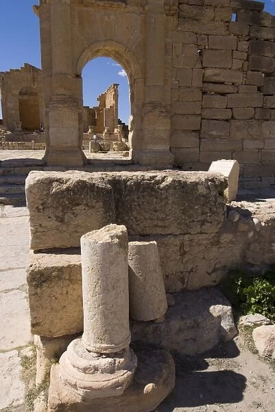 Antonine Gate, Roman ruins of Sbeitla, Tunisia, North Africa, Africa