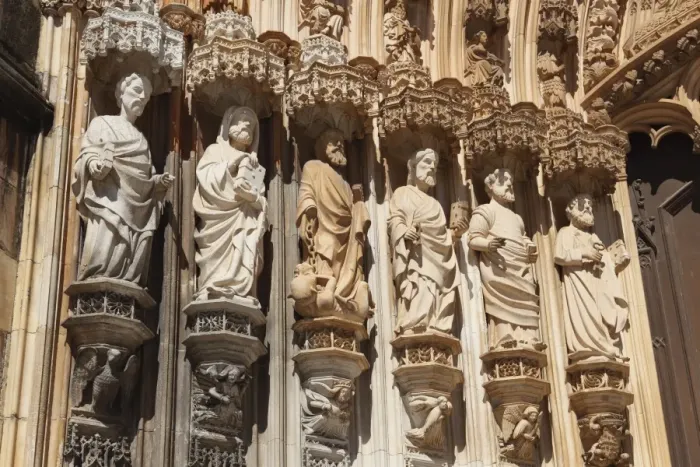 Framed Print : Apostles on the doorway of Batalha Abbey (Mosteiro de Santa Maria da Vitoria)