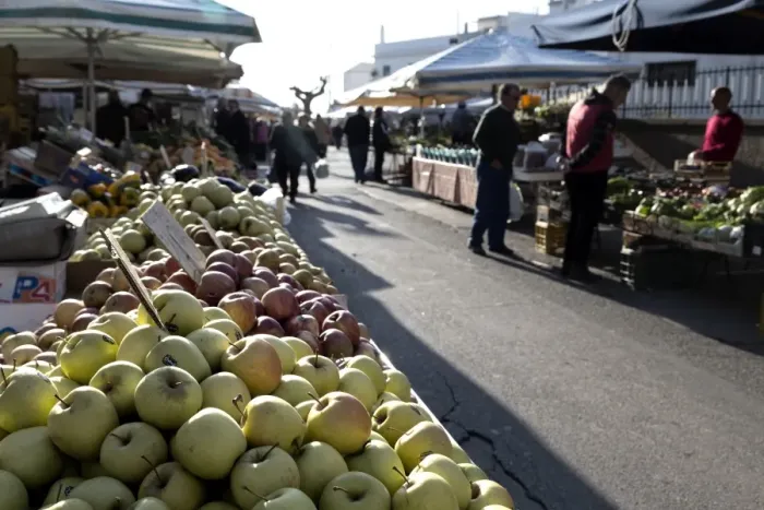 Framed Print : Apples for sale in market in Alberobello, Puglia, Italy, Europe Framed Print : Apples for sale in market in Alberobello, Puglia, Italy, Europe