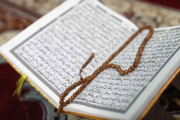 Framed Print : Arabic Holy Quran (Koran) with prayer beads (tasbih), Jamiul Islamiyah Mosque