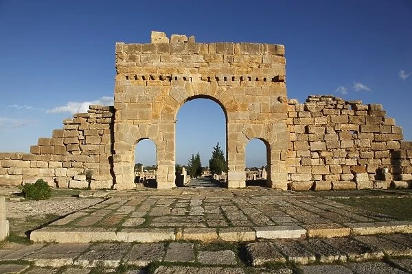 Arch of Antoninus Pius, Roman ruins of Sbeitla, Tunisia, North Africa, Africa