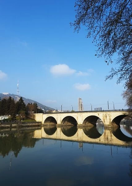 Arched bridge reflecting in Mtkvari River, Tbilisi, Georgia, Caucasus, Central Asia, Asia