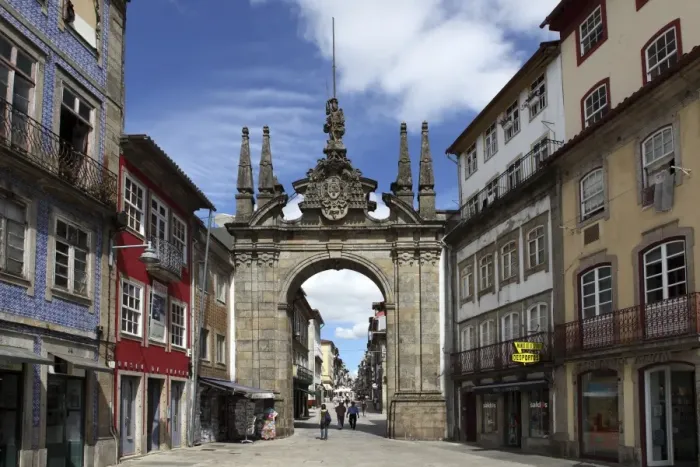 Framed Print : The Arco da Porta Nova, Baroque style city gate, and Rua Diogo de Sousa Framed Print : The Arco da Porta Nova, Baroque style city gate, and Rua Diogo de Sousa