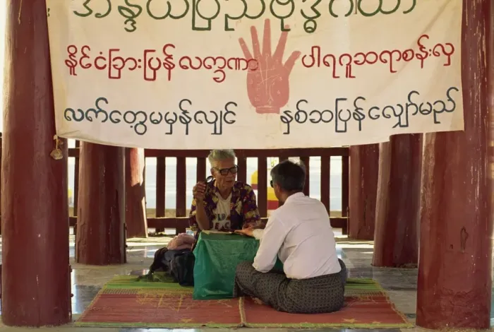 Framed Print : Astrologer giving a reading at the Shwe Zigon Pagoda, Bagan (Pagan) area Framed Print : Astrologer giving a reading at the Shwe Zigon Pagoda, Bagan (Pagan) area