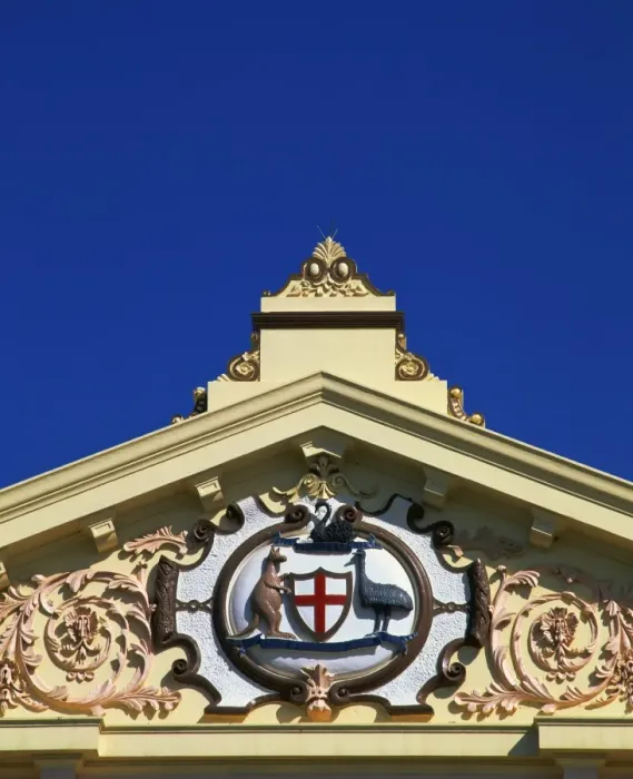 Framed Print : The Australian emblem on the pediment of a building in Kalgoorlie, Western Australia Framed Print : The Australian emblem on the pediment of a building in Kalgoorlie, Western Australia
