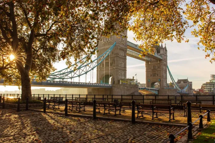 Framed Print : Autumn sunrise in grounds of the Tower of London, with Tower Bridge, London, England