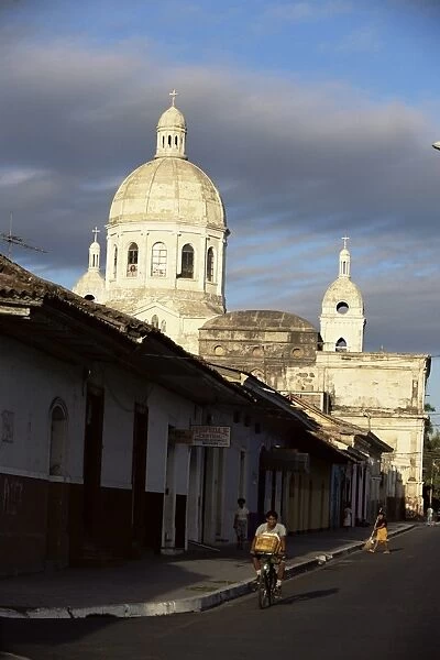Avenida Calzada and the neo-classical cathedral, Granada, Nicaragua, Central America