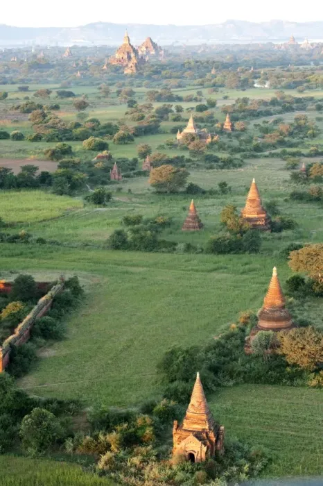 Framed Print : Bagan terracotta temples, Htilominlo temple in the distance, in morning sunshine Framed Print : Bagan terracotta temples, Htilominlo temple in the distance, in morning sunshine