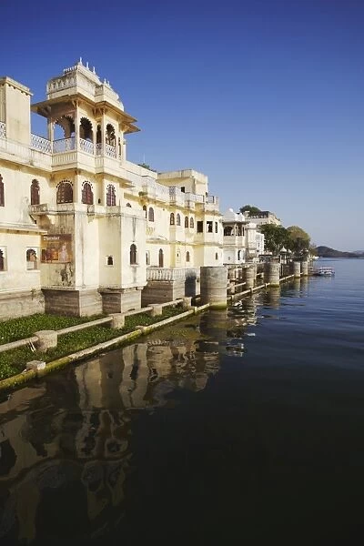 Bagore-ki-Haveli on Lake Pichola, Udaipur, Rajasthan, India, Asia