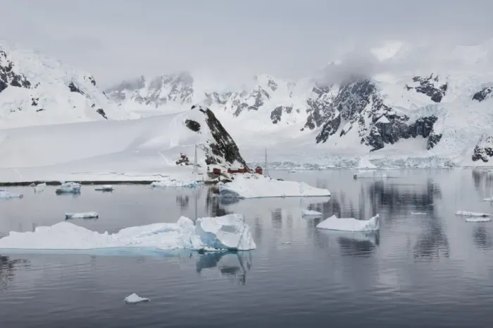 Framed Print : Bahia Paraiso (Paradise Bay), Antarctic Peninsula, Antarctica, Polar Regions Framed Print : Bahia Paraiso (Paradise Bay), Antarctic Peninsula, Antarctica, Polar Regions