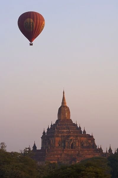 Balloon and Sulamani Pahto, Bagan (Pagan), Myanmar (Burma), Asia