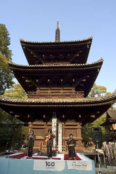 Band performing at Ishiteji temple pagoda