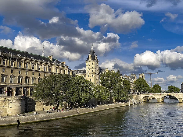 Bank of the River Seine, Ile de la Cite, and Palais de Justice, Paris, France, Europe