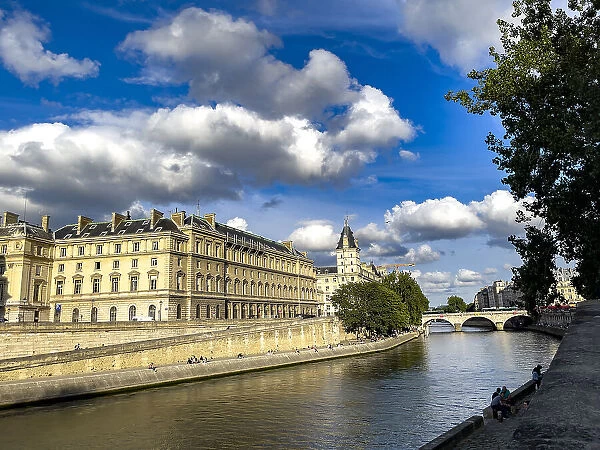 Bank of the River Seine, Ile de la Cite, and Palais de Justice, Paris, France, Europe