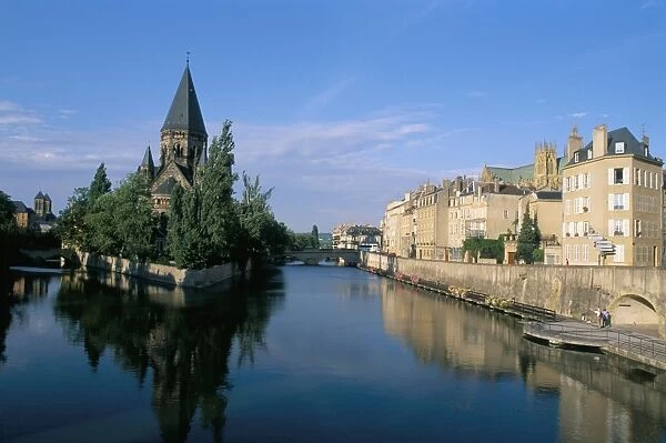 Banks of the Moselle River, old town, Metz, Moselle, Lorraine, France, Europe