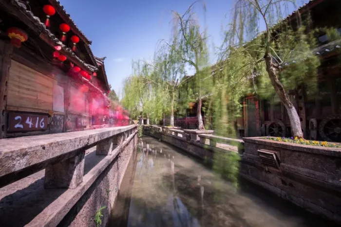 Framed Print : Bar street (Xinhuajie) in the old part of Lijiang in a long exposure, Lijiang, Yunnan, China, Asia Framed Print : Bar street (Xinhuajie) in the old part of Lijiang in a long exposure, Lijiang, Yunnan, China, Asia