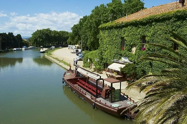 Barge for tourists, Le Somail, Navigation on the Canal du Midi, between Carcassone and Beziers UNESCO World Heritage Site, Aude, Languedoc Roussillon, France, Europe