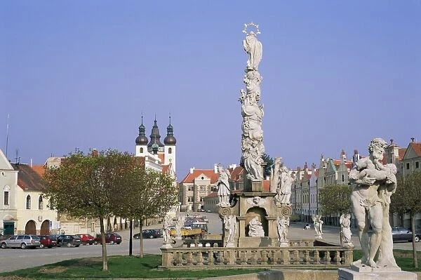 Baroque Marian Column dating from 1717 and Baroque Holy Name of Jesus Church dating from 1667 at namesti Zachariase z Hradce (square), Telc, UNESCO World Heritage Site, Jihlavsko, Czech