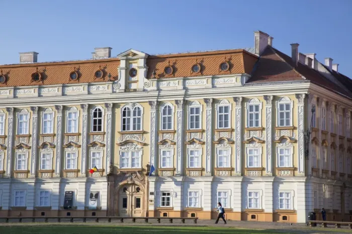 Framed Print : Baroque Palace in Piata Unirii, Timisoara, Banat, Romania, Europe Framed Print : Baroque Palace in Piata Unirii, Timisoara, Banat, Romania, Europe