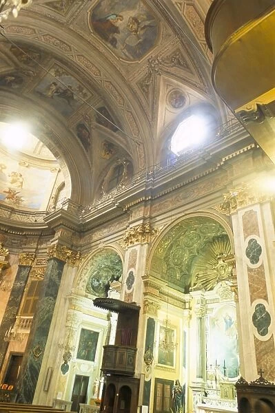 Baroque style interior dating from the 17th century, St. Reparate cathedral